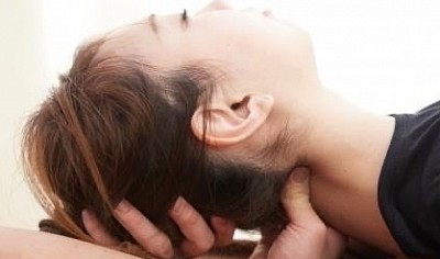 オイルマッサージ　頭痛　アロマオイルマッサージ